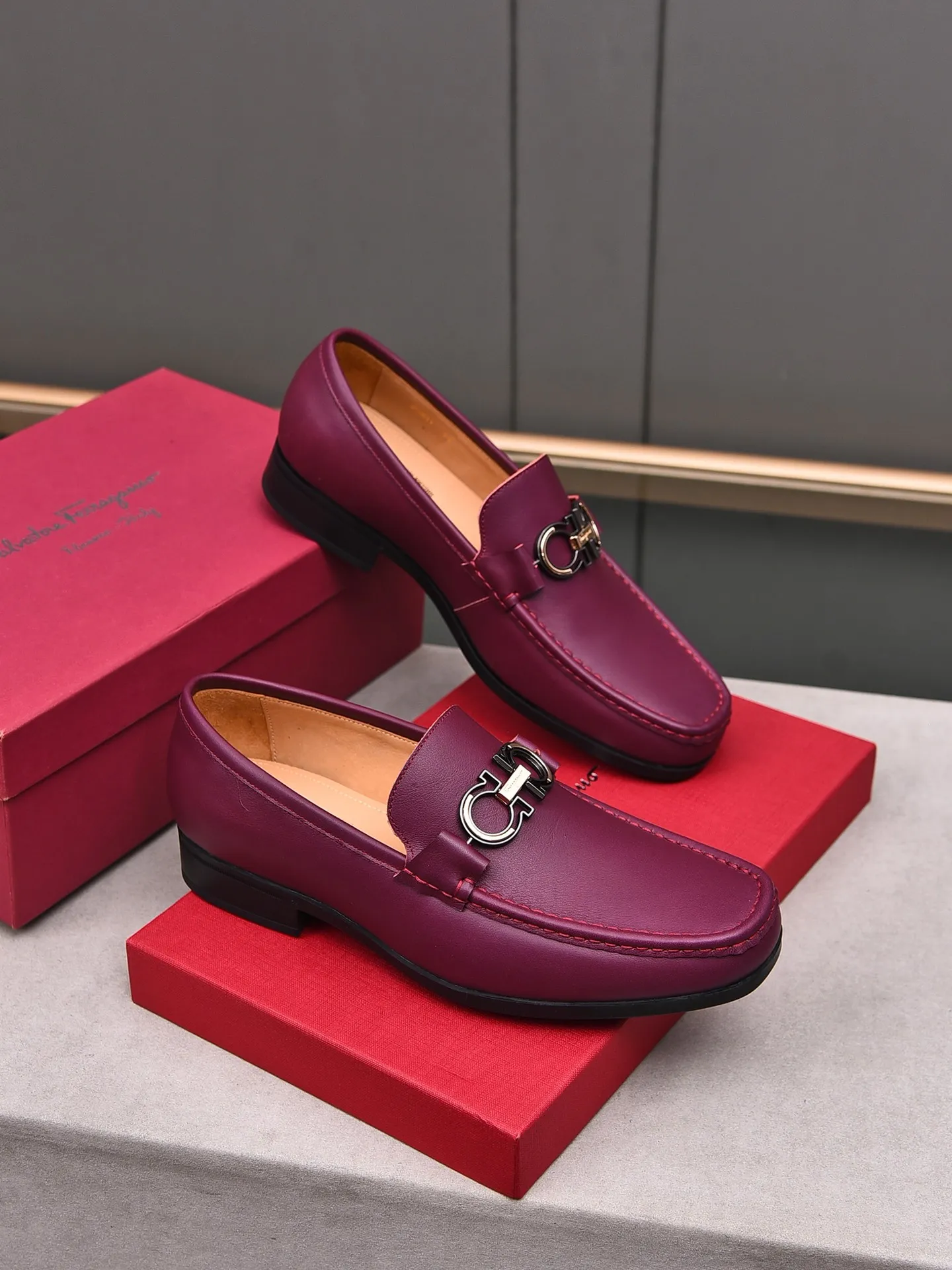 Factory: 250 [Original running volume quality] Brand: Ferragamo (Ferragamo) Size: Men's size 38/44 (45 can be customized) Grade: Same style as the official website High-end quality men's shoes Material: Original first-layer calfskin Water-dyed cowhide lining Original outsole Style category: Men's fashion formal business casual leather shoes Slip-on men's shoes high-top series Young fashion European and American trends British style Casual matching Comfortable feet